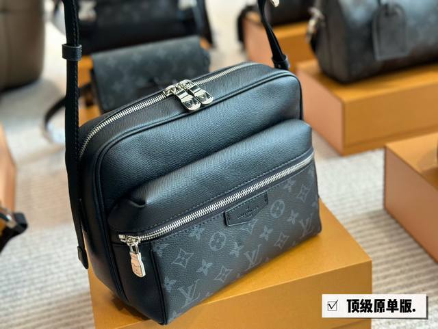 Lv Outdoor messenger bag Specifications: L26.0Xh20.0Xw10.5Cm Men's bag recommend