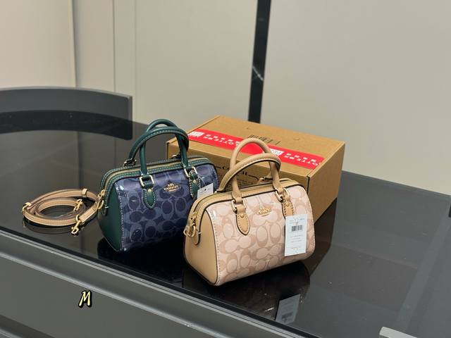 Full set packagingSize: 18*12Cm Coach Mini Pillow Bag New ProductSuper cute mini
