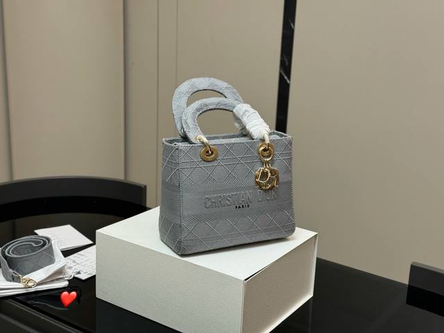 With folding boxSize: 24*20Cm Dior embroidered Princess Diana bagModern, casual