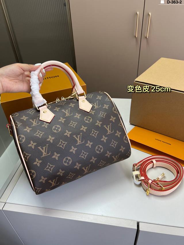 Lv Louis Vuitton pillow bag Classic series fashionable and versatile unique arti