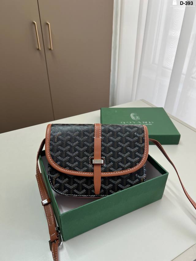 Goyard messenger bagThe Goyard Logo trend is on this year. The design of Goyard'
