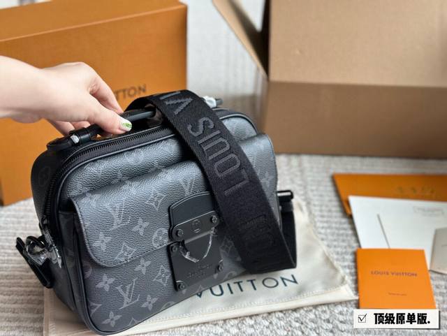 Lv Slock new men's bag Iv has released a lot of old flower men's bags in the lat