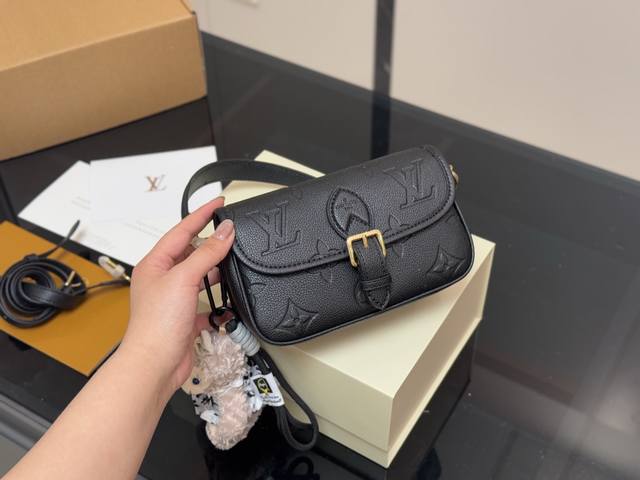 with folding box airplane box Size: 19*11Cm Lv Diane baguette Nano size It's in