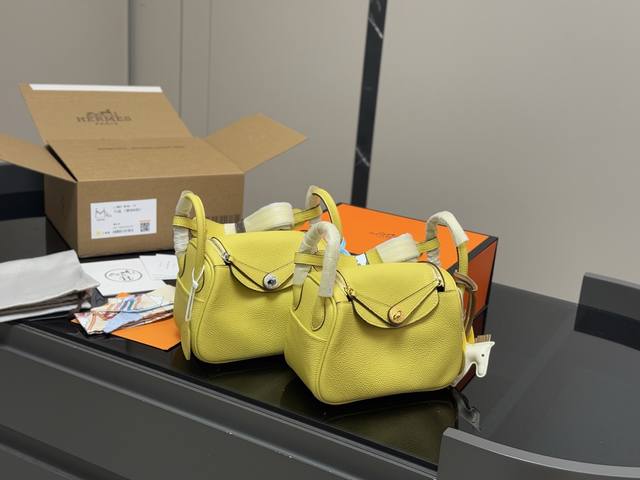 comes with full packaging Size: 19*13Cm Hermes Lindy gold buckle Made of top-gr