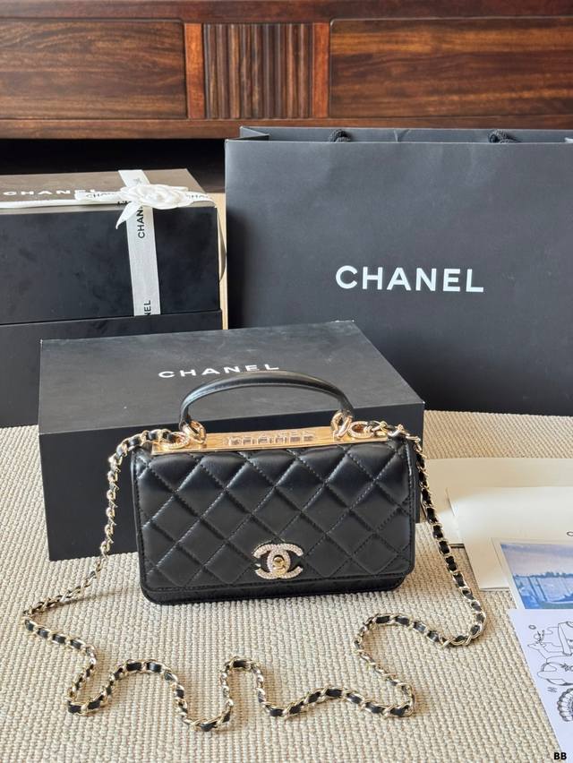 Chanel Woc diamond buckle handbag Lazy and casual and easy to carry Full of surp