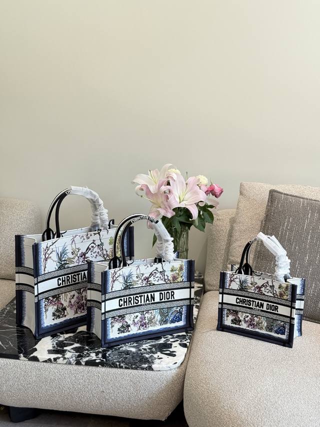 Dior Pannelli Tote Commuting elegance in monogram embroidery. The monogram vine