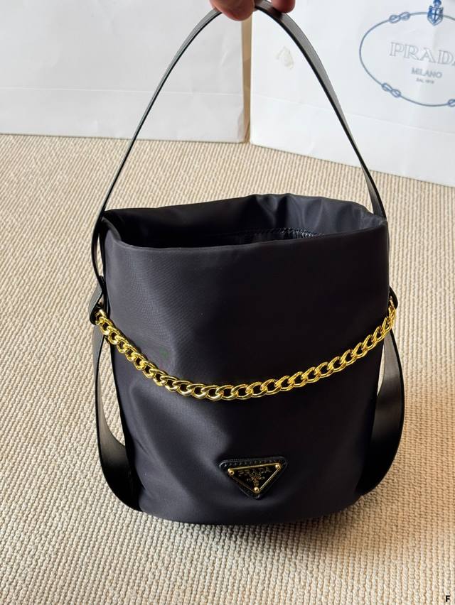 Prada show Mini bucket is so cute Prada2025 autumn and winter show fortune bucke
