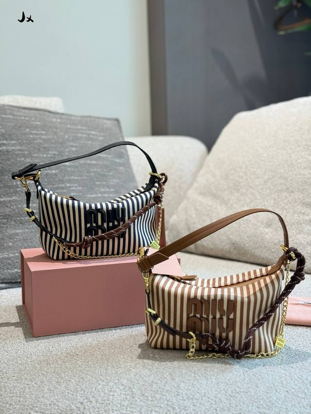 Miumiu 25 new canvas lunch box bag Miumiu lunch box bag new color is coming agai