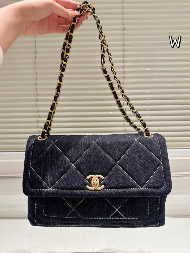 Original cloth Chanel This bag combines all the classic elements of Chanel, such
