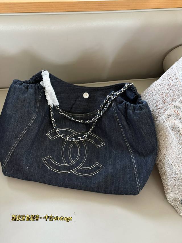 No boxSize: 44*28Cm New models are readyUsedChanel denim shopping bagFaye Wong a