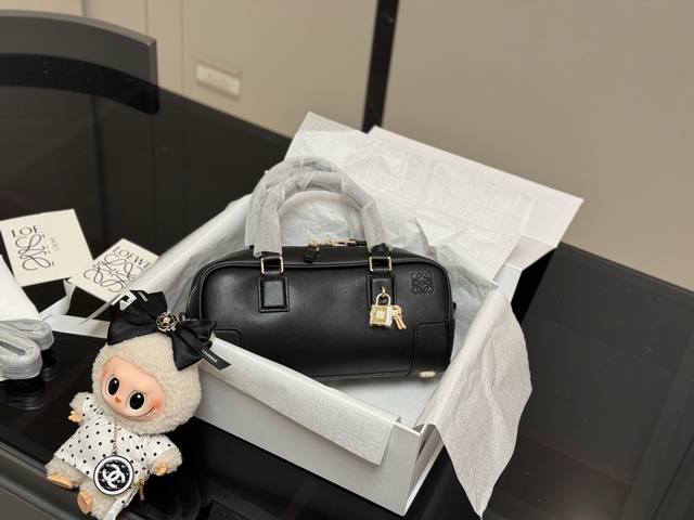 Upgraded version with box Size: 24*12Cm Loewe bowling briefcase The bag is just