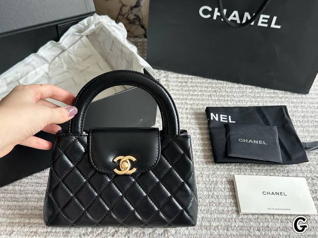 Chanel23Kkelly. The upper body picture is here. The most popular bag of Chanel's