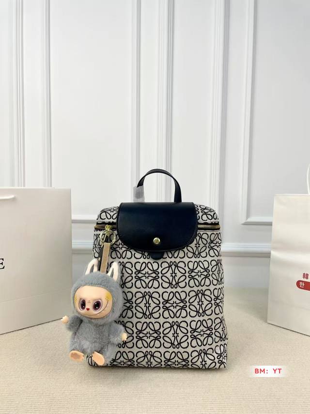 Loewe's popular backpack is out. The new model looks good on both men and women.