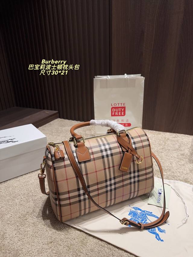 Matching box size 30*21 Burberry Boston pillow bag It is fashionable and well m