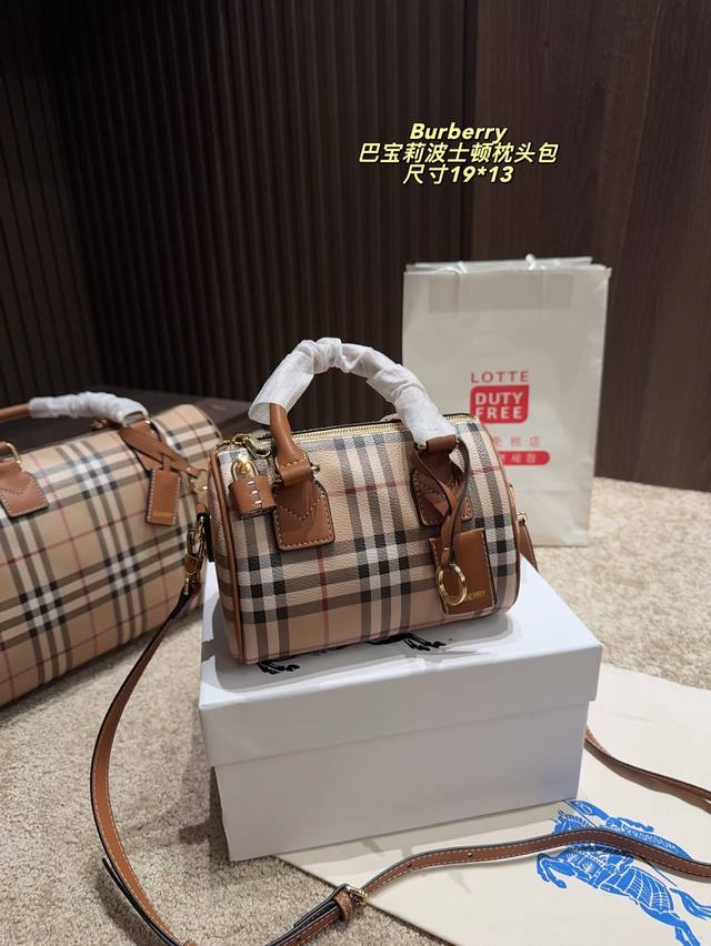 Matching box size 19*13 Burberry Boston pillow bag It is fashionable and well m