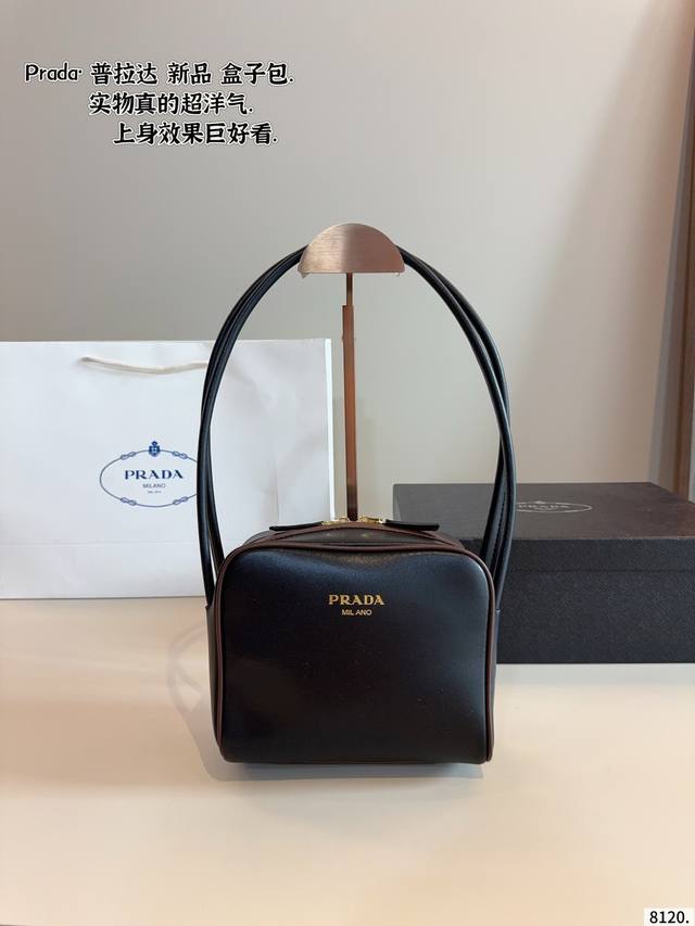 with gift box. Prada new box bag. Very high-end texture Very large capacity and