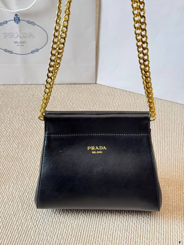 Prada show shoulder bag A cool and hot Gril must-have for going out! Prada is so