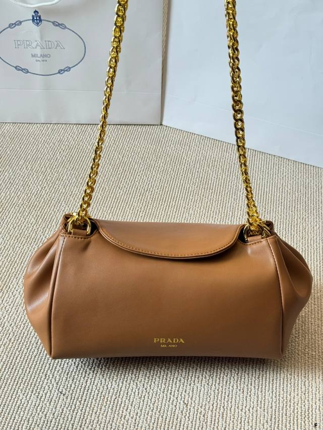 Prada Cloud Chain Crossbody Bag A must-have for cool and hot Gril! Prada is so c