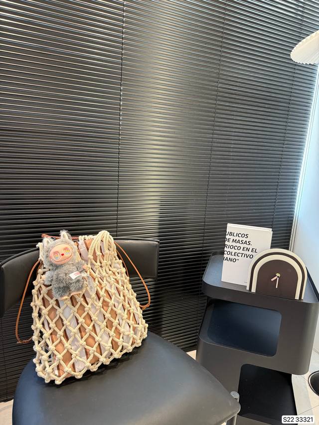Prada Braid This Prada knotted braided bag is a new product in the summer vacat