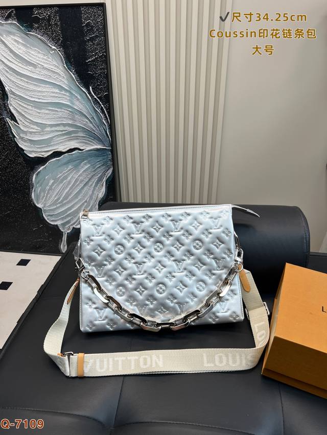 Large size with folding box New upgraded Lv catwalk new Cousin hug bag metallic