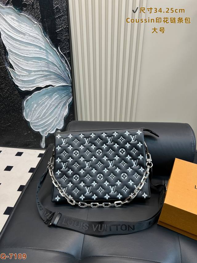Large size with folding box New upgraded Lv catwalk new Cousin hug bag is expect