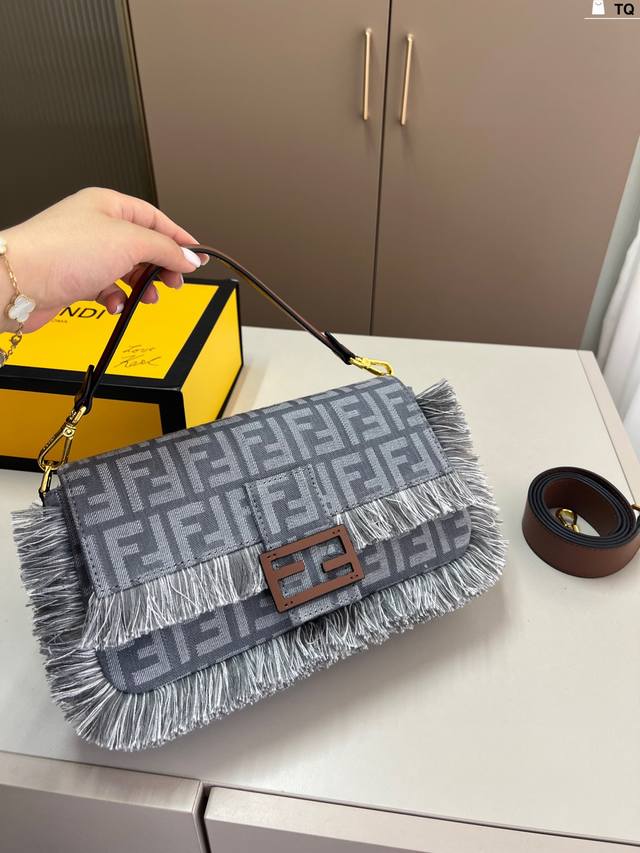 Fendi latest baguette is so beautiful, it looks good whether you carry it by han