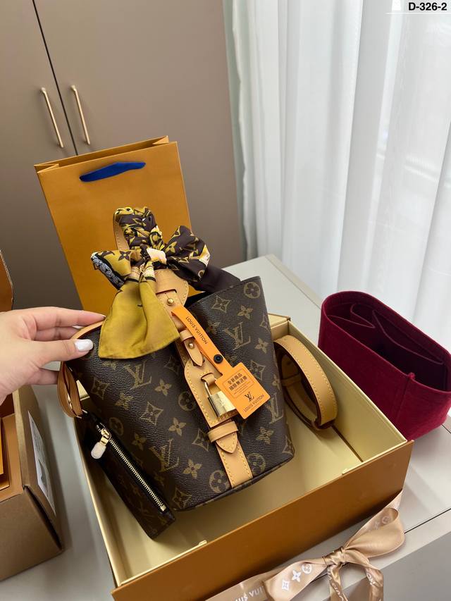 Decorative lock without key with liner Lv Louis Vuitton bucket bag D-326-2 size
