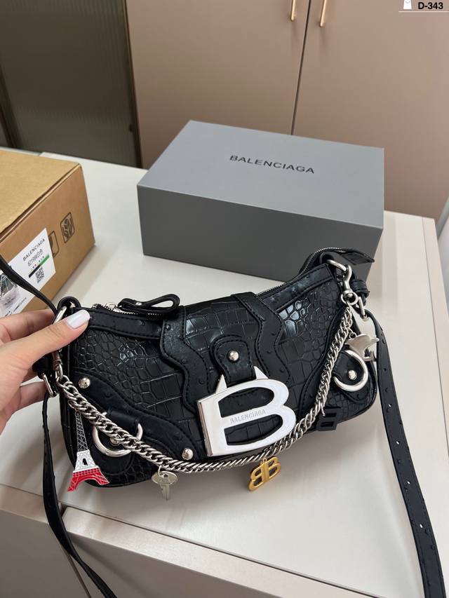 Balenciaga new crescent motorcycle bag The new motorcycle bag series is launched