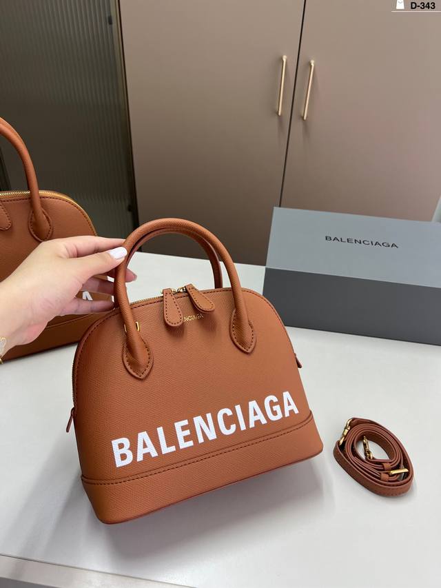 СBalenciaga's new shell bag is perfect for daily casual wear. It has a sweet and
