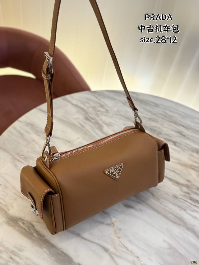Prada used motorcycle bag is an ideal choice for daily casual wear~ is practica