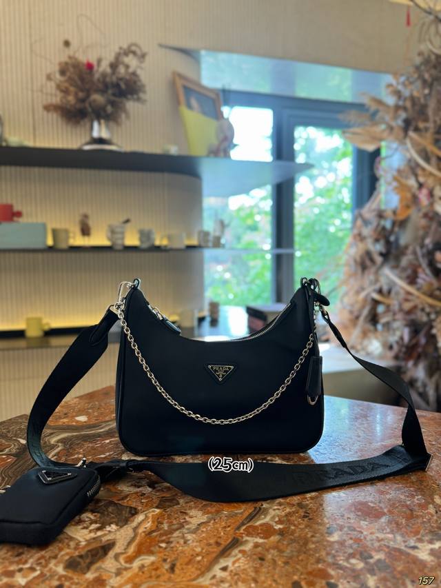 Prada nylon three-in-one chain bag Who is not a female star! The king bomb sing