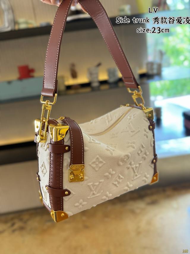 Lv Side Turnk show model Gu Ailing catwalk small soft box is finally super styli