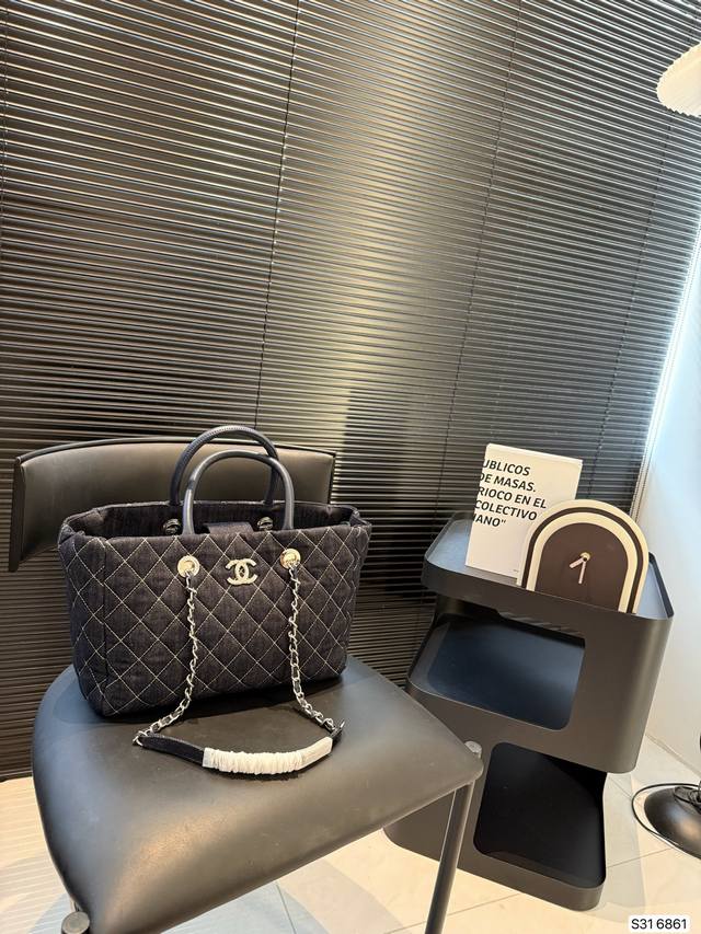 Chanel denim trash bag Classic denim with old-fashioned style, looks so texture