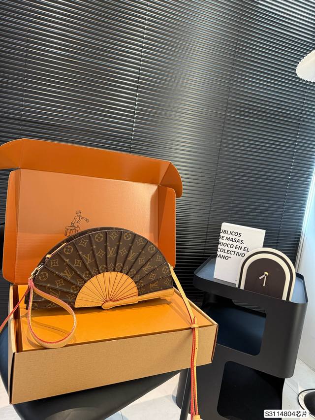 with airplane box folding box chip version old flower fan bag Lv Fan handbag is