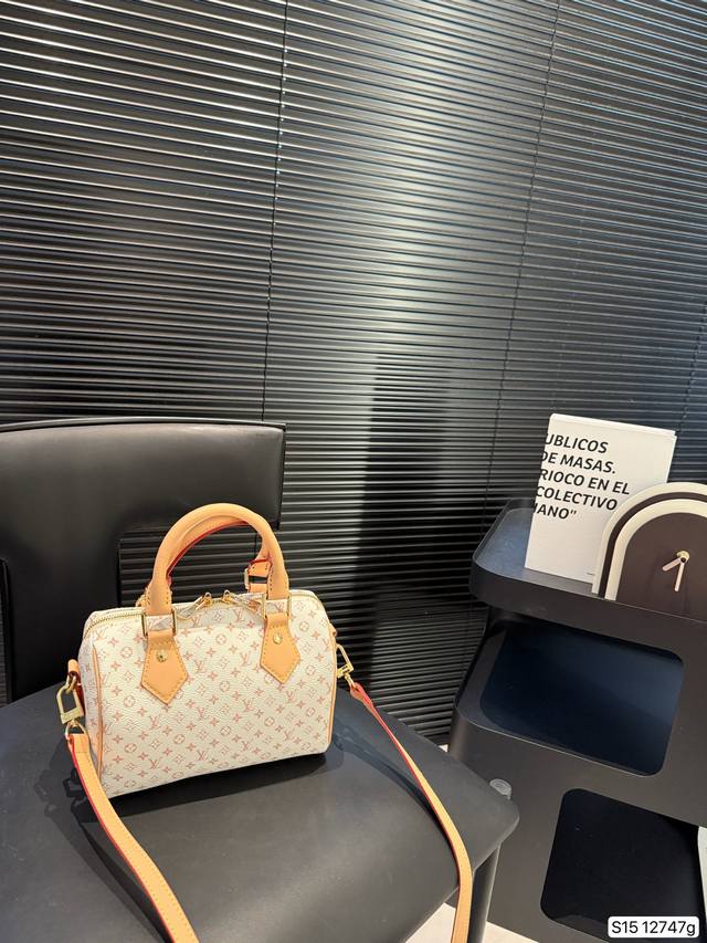 Lv pillow New dune color is here. Light color is perfect for summer. New product