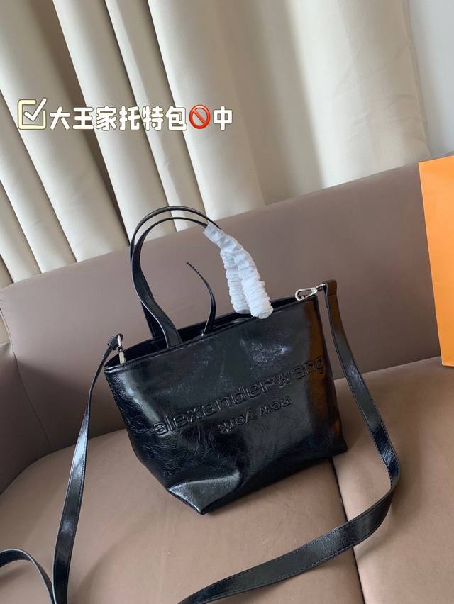 Medium size Dawang's favorite bag is finally here. The bag is super soft, large