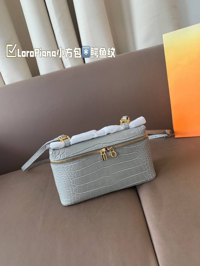 comes with a box that is as beautiful as a flower. Loropiana small square croco