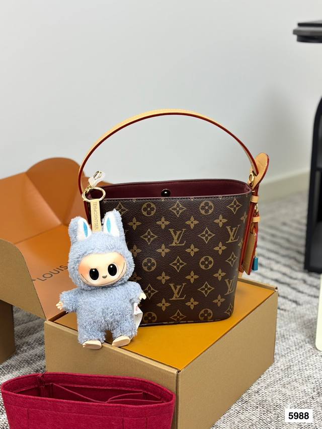 Gift box with pendantLv All In BbThe versatile little bucket is so cute. One bag