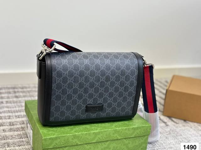 with box Kuqi crossbody bag is a timeless iconic product. This year's favorite