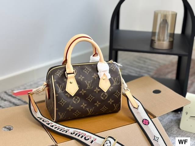 Lv Speedy20 pillow bag The new Speedy20 is a treasure size, because the size of