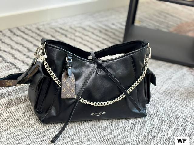 Carryalldark Handbag This Carrvall Dark medium handbag is shaped with soft sheep