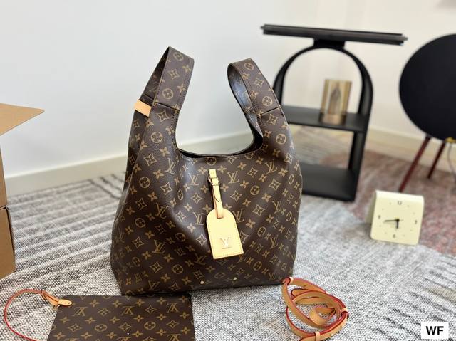 Lv basket bag This season's favorite monogram style. It's so cute to carry it by