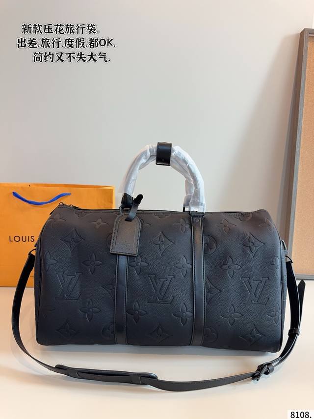 Louis Vuitton travel bag Large capacity essential for vacation travel One of the