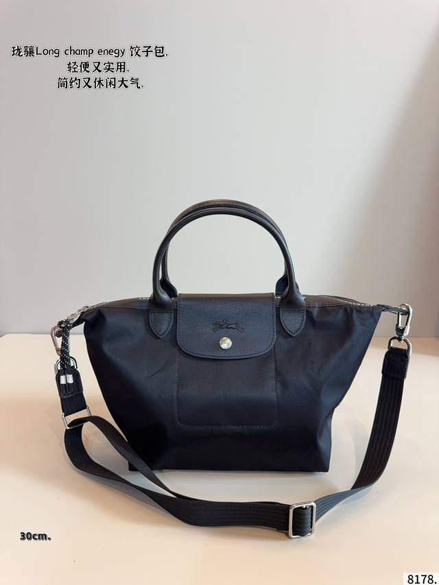LongchampDumpling bag Clean and simple Paired with casual style Comfortable and