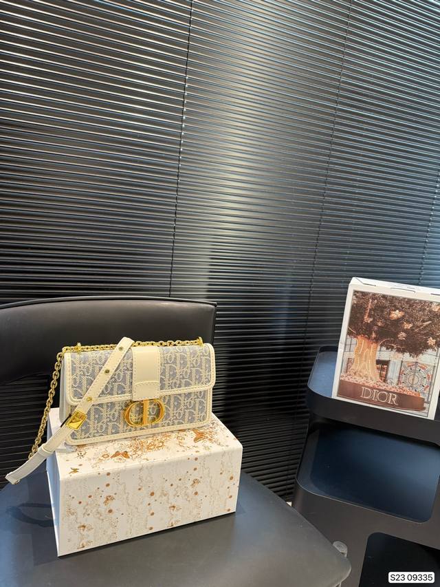 with airplane box folding box Dior Montaigne 25 autumn, this time the light den