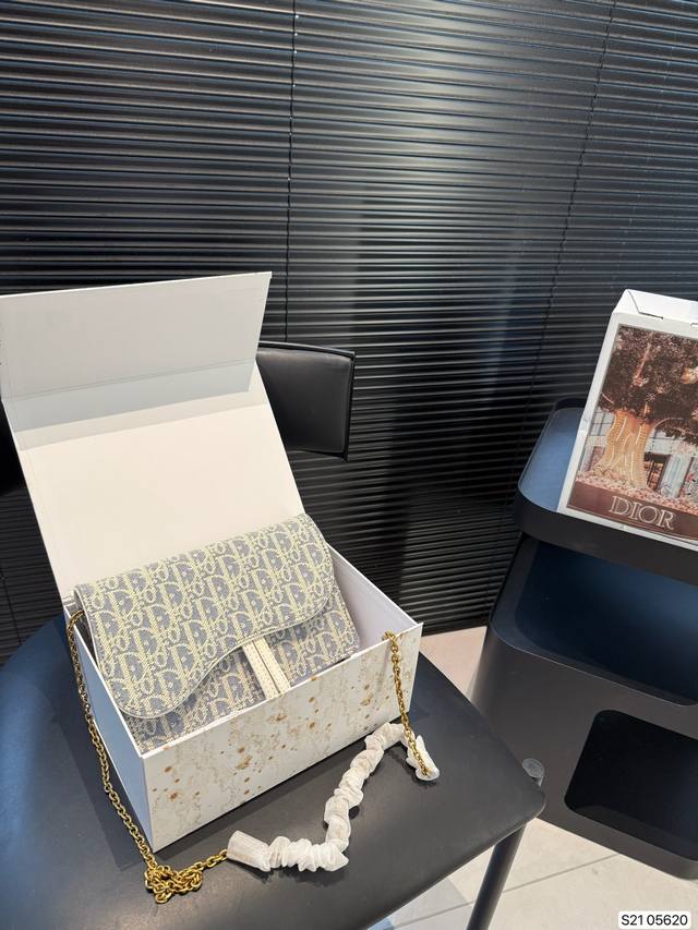 with airplane box folding box Dior 25 autumn, this time the light denim blue is