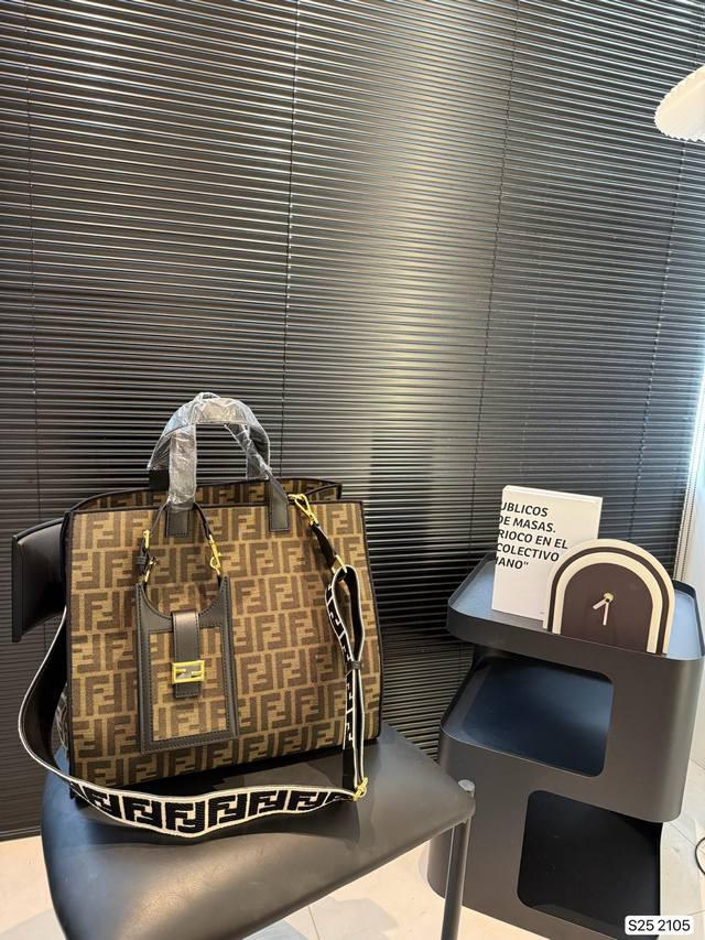 Fendi Fendi two-in-one tote bag is a large capacity for a mommy bag! Size: 37.5