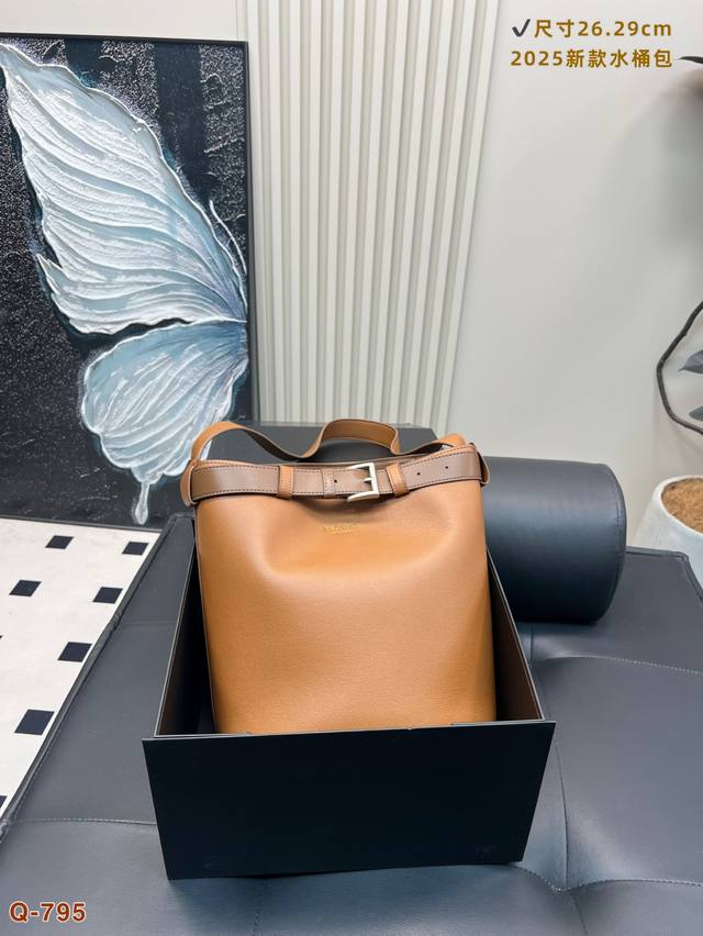 Prada Prada new bag is online, bucket bag Prada show model - belt bag finally a