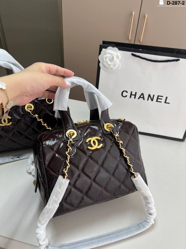calfskin Chanel 25C Chanel pillow early spring new model, exquisite small handb