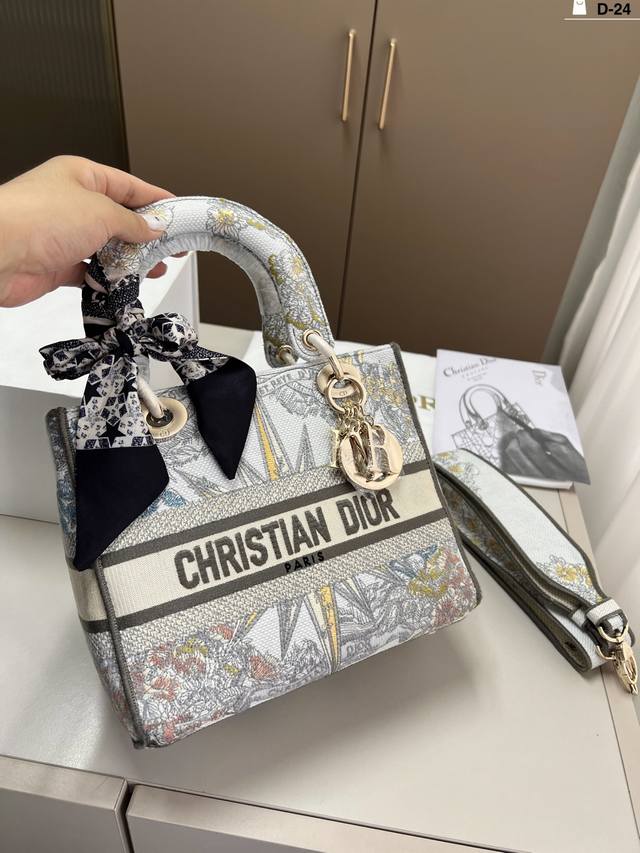 Dior Dior embroidered Princess Diana bag Elegant and elegant texture Little fair